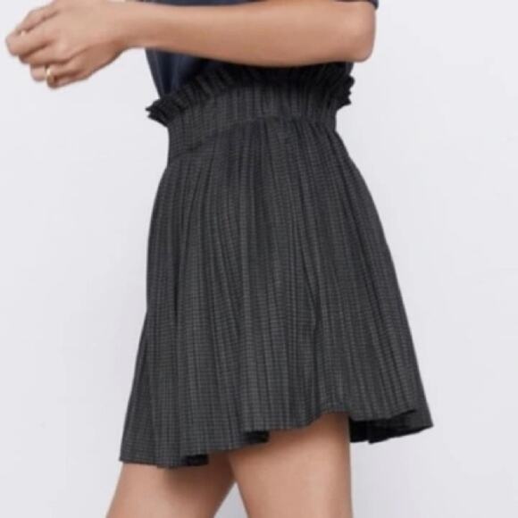 EUC Zara Pleated Houndstooth Mini Skirt Black Gray Ruffled Waist Size Small - Picture 5 of 16